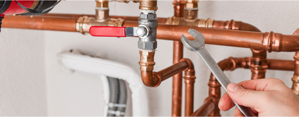 Pourquoi mon chauffe-eau goutte ? Causes et solutions