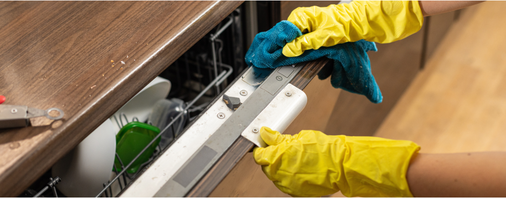 Comment nettoyer mon lave-vaisselle Hotpoint Ariston ?