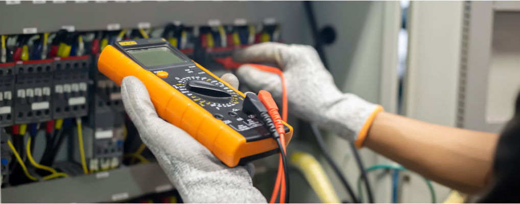 How to use a voltage tester